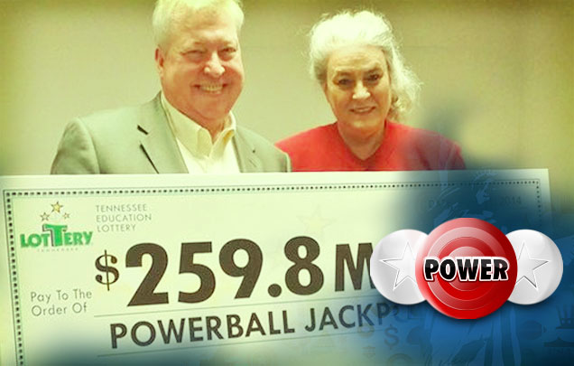 Zwycięzca PowerBall Roy Cockrum odbiera czek z wygraną PowerBall